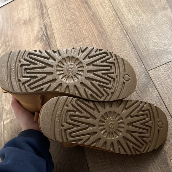 UGGS! - Picture 4 of 4